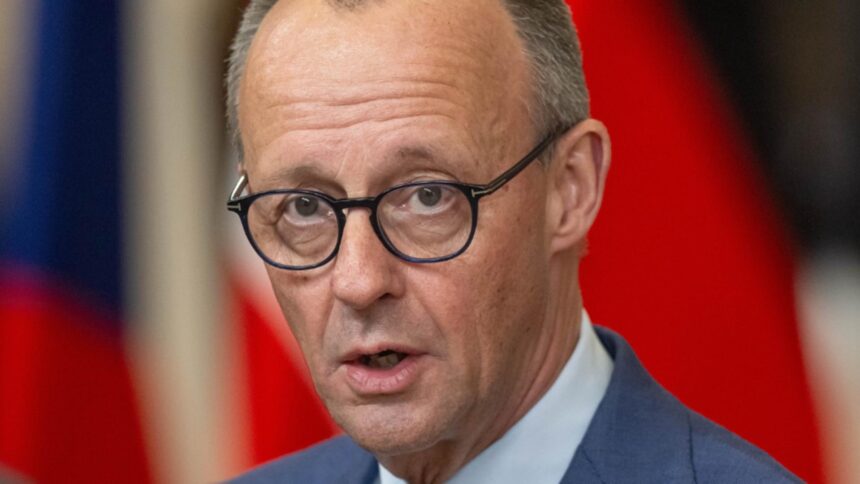 tentativa de sabotaj asupra avionului privat al cancelarului germaniei trei suspecti au fost arestati 69733c0731612