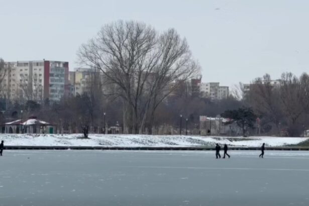 tot mai multi romani ignora avertizarile si se aventureaza pe lacuri inghetate chiar si dupa accidentul grav de la craiova video 696e019a3e510