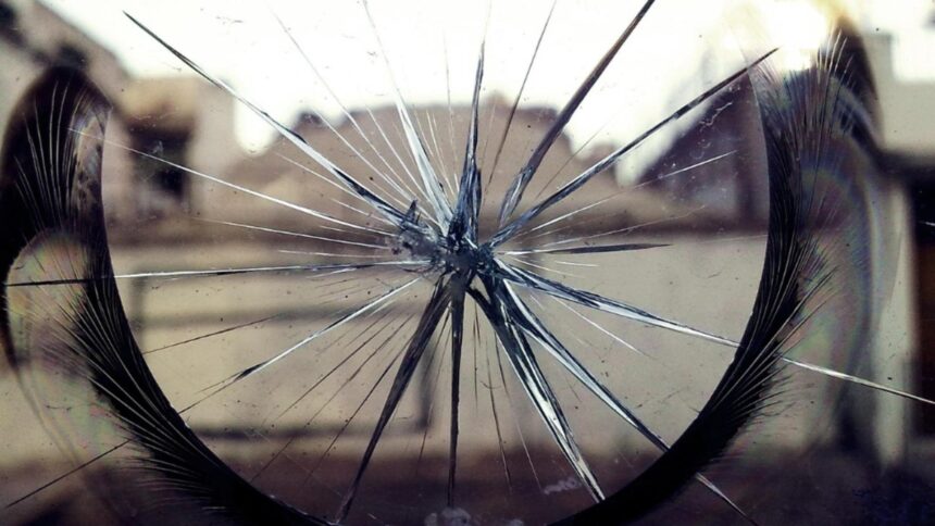 trei persoane retinute dupa ce au intrat intr o curte si au spart geamurile unei familii 695d3735602f6