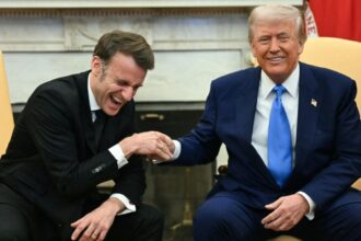 trump continua sa ameninte europa franta vizata de taxe de 200 la vin si sampanie dupa refuzul lui macron de a se alatura consiliului pentru pace 696f24433863e