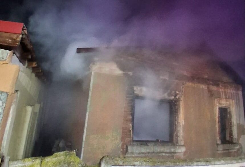 un barbat din bals a ajuns la spital cu arsuri dupa ce casa i a fost cuprinsa de flacari 6975cd5546d9b