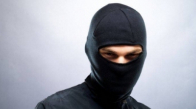 un tanar de 18 ani din botosani a fost prins de politisti pe strada cu cagula pe fata si un pistol in mana 6957a03515467