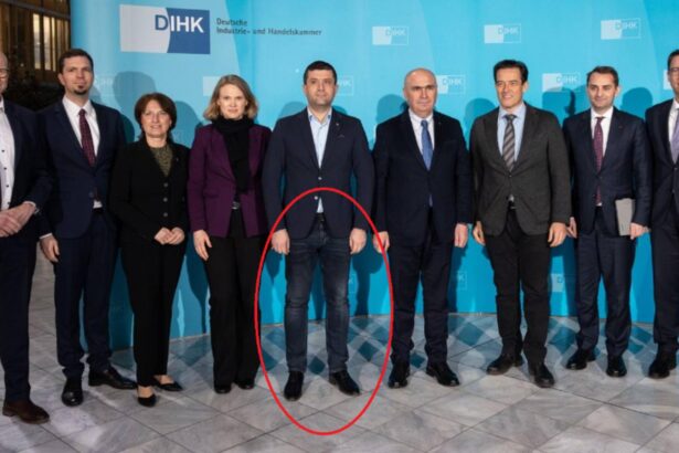 val de reactii dupa ce rezistul de la aparare a venit in blugi la o intalnire oficiala in germania in timp ce ceilalti erau imbracati la patru ace 697a35e42e7db