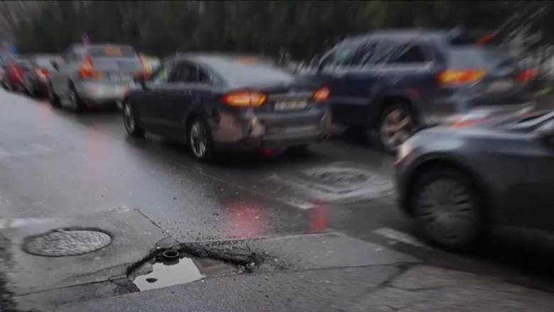 video bucurestiul plin de gropi si strazi distruse mai bine asfaltam o data la 2 3 ani si dam din start un pret semnificativ mai bun 697902e3c0439