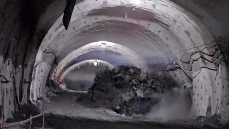 video imagini spectaculoase sapaturi in versant pe santierul autostrazii a1 sibiu pitesti lucrarile continua in ciuda vremii severe 696383adcb17e