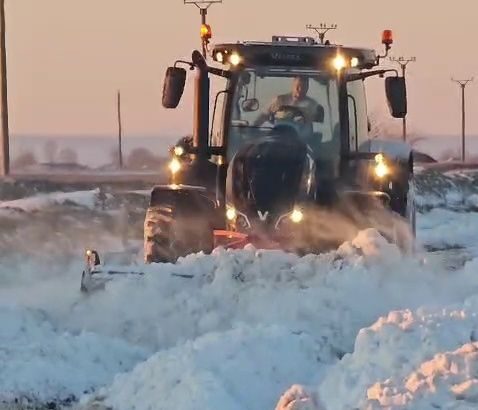 viscolul le a facut viata grea drumarilor in sudul judetului olt interventii cu utilaje de mare capacitate pe mai multe drumuri video 6965ff5601e3c