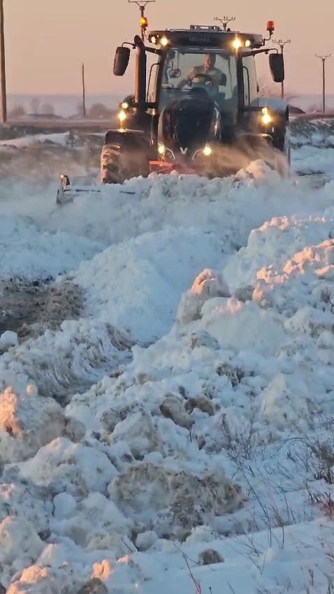 viscolul le a facut viata grea drumarilor in sudul judetului olt interventii cu utilaje de mare capacitate pe mai multe drumuri video 6965ff5601e3c