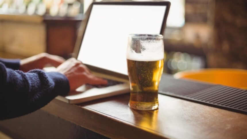 a baut la serviciu si tot el a castigat in instanta cum a reusit un angajat sa primeasca despagubiri dupa ce a fost prins 69a0947edd518