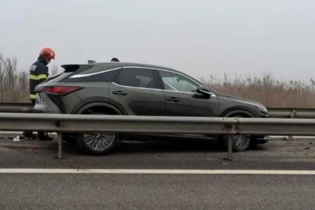 accident neobisnuit pe autostrada a1 un autoturism transportat pe platforma a cazut intre glisierele mediane 6993771a13794