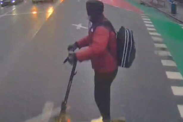 adolescent aflat pe trotineta lovit in plin de un autobuz in centrul clujului tanarul a trecut pe rosu si avea si casti in urechi video 699da0a589f21