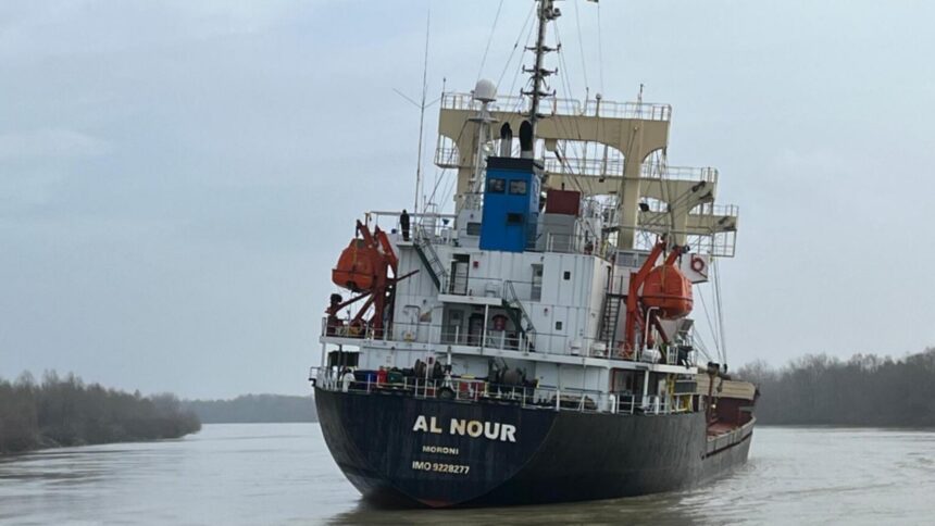 alerta in delta dunarii dupa ce o nava incarcata cu peste 6 000 de tone de soia a esuat pe canalul sulina foto video 698df40412691
