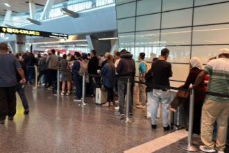 alerta mae sute de romani din dubai si doha solicita sprijin consular dupa suspendarea zborurilor din orientul mijlociu 69a33f91426f3