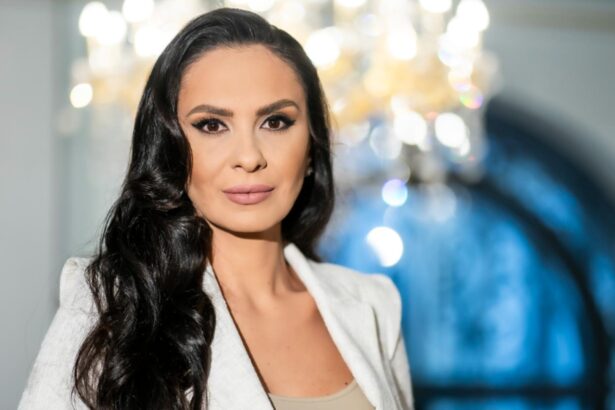 alexandra pacuraru cheama dobrogenii in fata catedralei din constanta ceea ce se intampla astazi cu calin georgescu este o executie politica 699c8bf3d02d2