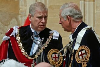 andrew mountbatten windsor fratele regelui charles al iii lea a fost arestat si se afla in prezent in custodia politiei 6996e95497a3b