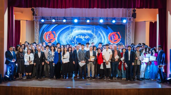 cj olt a premiat in cadrul galei excelentei in educatie elevii cu performante la olimpiadele scolare micul geniu in matematica de la caracal eduard stefan a primit marele premiu videofoto 69a1919f0c658