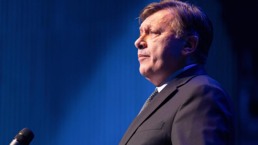 crin antonescu torpileaza clasa politica dupa raportul sua nicusor dan s a simtit cu musca pe caciula 6984e3ca28ce8