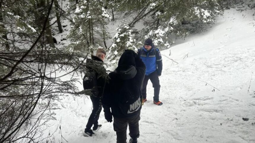 doi tineri incaltati cu adidasi intorsi din drum de jandarmi pe un traseu din ceahlau 6988a5d2bb9a1