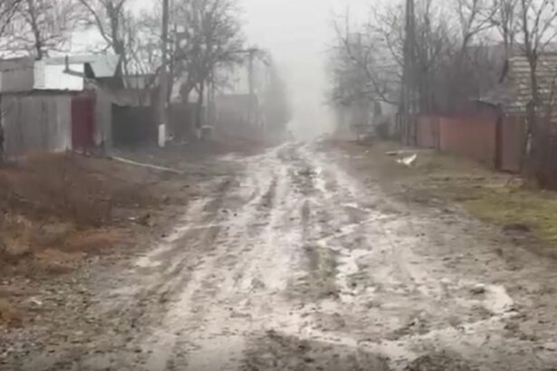 drumurile asfaltate o promisiune neonorata de ani de zile oamenii au inceput sa toarne singuri beton in fata caselor 699d6143341cf