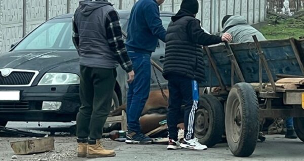 eveniment rutier mai putin obisnuit in olt o caruta a intrat in plin intr un autoturism care circula regulamentar foto 698b1a019f33d