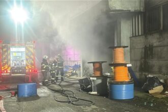 incendiu puternic la o hala din tulcea cu risc de propagare spre blocurile din zona 698793b0976ea