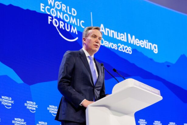 mai cade un cap in dosarul epstein seful forumului de la davos demisioneaza dupa ce aparut in documentele declasificate 69a081a4af850