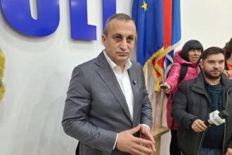 marius oprescu il acuza pe premierul ilie bolojan de indiferenta sociala si cere masuri urgente pentru vulnerabili 698493ed1a3c6