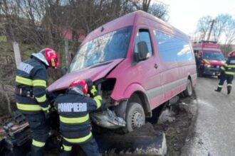 microbuz cu 11 pasageri implicat intr un accident la valea sanpetru sase ambulante au ajuns fata locului 69a03dbe7ae14