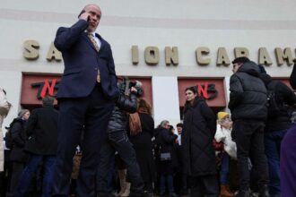 ministrul culturii surprins in timp ce i numea prosti pe actorii care ii cereau demisia in fata teatrului national din bucuresti video 698b91a7264a8