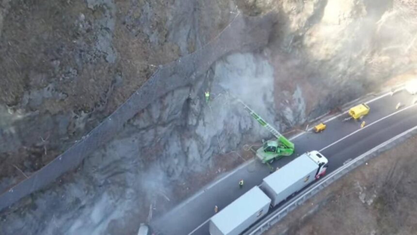 noi restrictii de circulatie pe valea oltului continua lucrarile de consolidare a versantilor 6983ba289802a