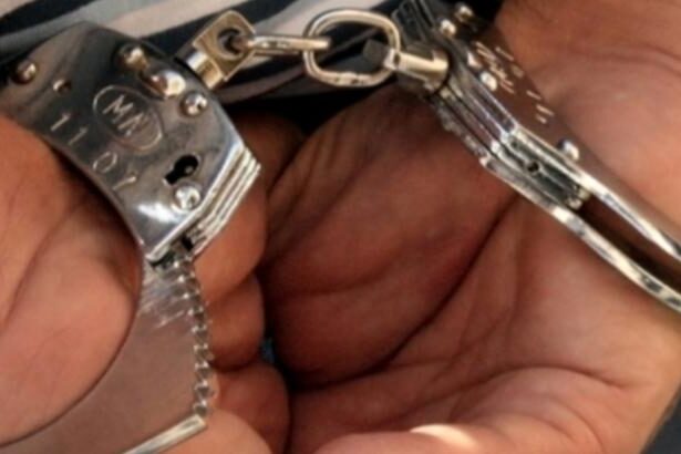 profesor din arges retinut dupa ce ar fi sarutat o eleva de 13 ani pe holul scolii 697ef8d244cf0