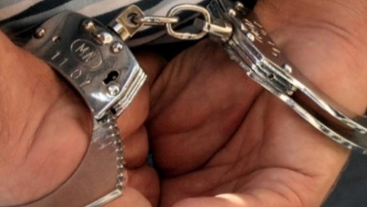 profesor din arges retinut dupa ce ar fi sarutat o eleva de 13 ani pe holul scolii 697ef8d244cf0