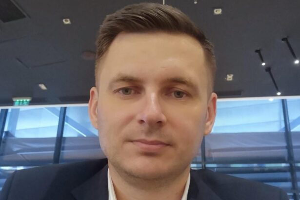 scandal cu golanii in parlament cum se ataca pe la spate dupa ce a uitat ca are microfonul pornit video 699624dd55170