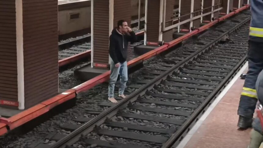 scene de groaza la metrou un barbat a coborat descult pe sine si a amenintat ca se sinucide video 697f867e3453e