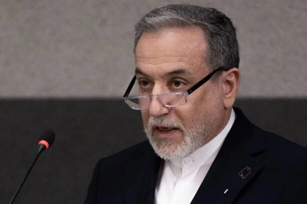 seful diplomatiei iraniene abbas araghchi ali khamenei este in viata 69a31a1984640