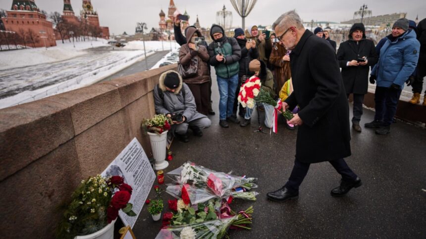 sfidare sub nasul lui putin ambasadorul romaniei la moscova a depus flori in cinstea celui mai mare opozant al sau chiar langa zidul kremlinului foto 69a1d0f17d5d7