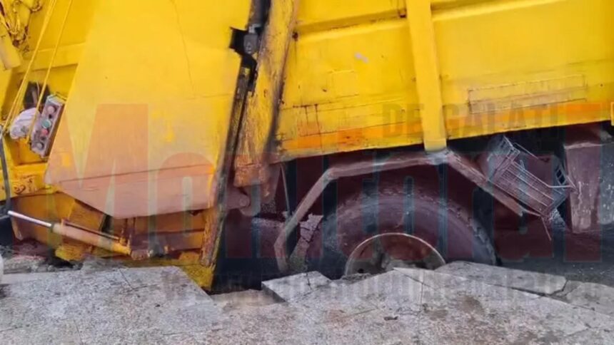 sosea surpata in centrul galati o masina de gunoi a cazut intr o groapa 699d86d31fd8e