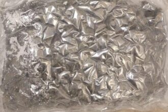 tanar arestat la iasi dupa ce a ascuns pachete cu canabis si cocaina in mai multe locuri acasa avea un adevarat depozit 6991969607737