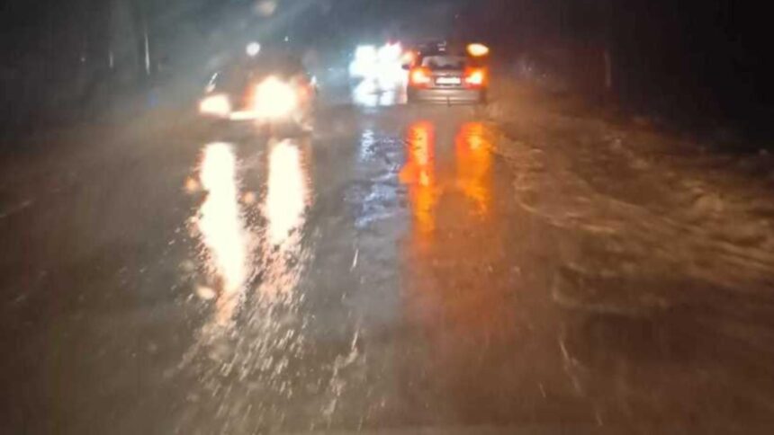 trafic ingreunat pe dn10 care leaga buzaul de brasov cantitati mari de apa au ajuns pe sosea 6984f32ec548d