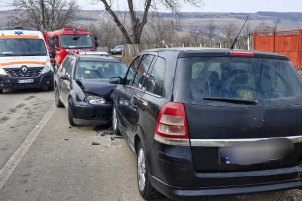 trei persoane au ajuns la spital dupa un accident rutier produs in judetul neamt doua masini s au ciocnit frontal 6981f7017aa69