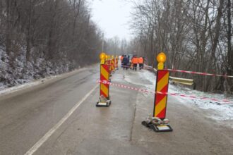 un drum judetean din buzau care trebuia sa fie deja reabilitat s a surpat din cauza alunecarilor de teren video 699ac68721773