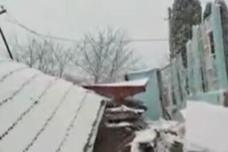 un sat din valcea s a rupt in doua case inghitite de pamant si zeci de familii izolate din cauza unei alunecari de teren video 6999bb562862d