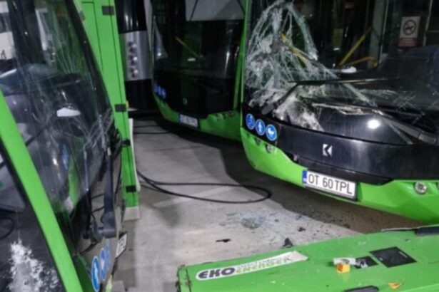 un sofer de autobuz din slatina a facut praf doua autobuze electrice pentru ca a incurcat pedalele 69a1d1efa8aa6