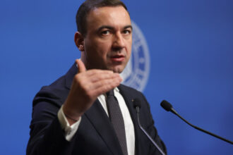 video tensiuni in parlament intre ministrul energiei si usr pe tema crizei apei din curtea de arges puneti va cizmele si mergeti la vidraru 699381bda104f