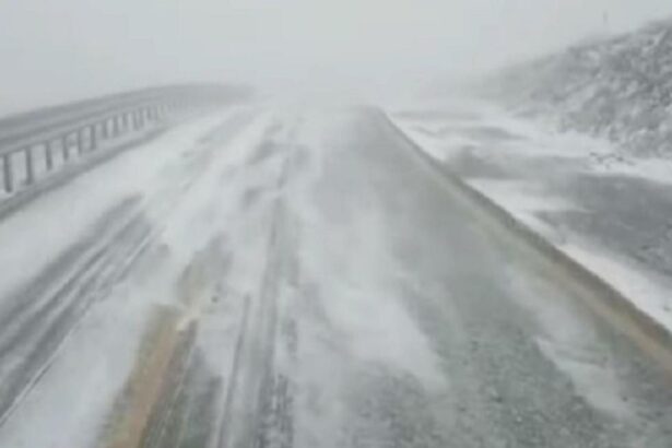 zeci de drumuri blocate din cauza viscolului a fost emis cod galben drumarii intervin de urgenta 69994d3f93068 1