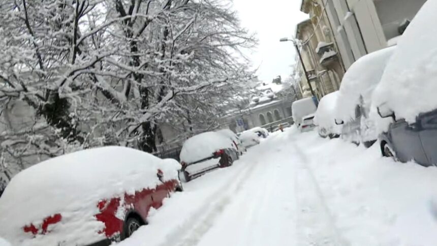 zona de nord a capitalei complet blocata dupa ninsorile abundente din ultimele ore utilajele romprest inzapezite si ele 69957150410fd
