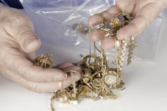 6 kilograme de aur si diamante in valoare de 37 milioane lei confiscate in calarasi anaf a predat tot aurul trezoreriei 69aaa8fe1be39