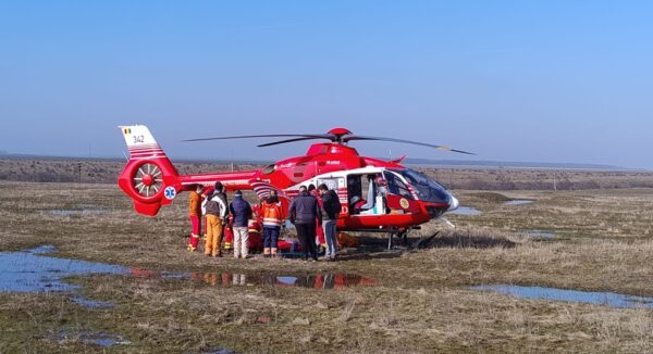accident cu atv ul pe un camp mlastinos din olt conducatorul vehiculului preluat de un elicopter smurd si transportat la spitalul craiova videofoto 69a6985c3f237