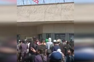 ambasadele sua din irak si pakistan au fost atacate revolta uriasa oamenii arunca cu pietre 69a40b77ab0cd