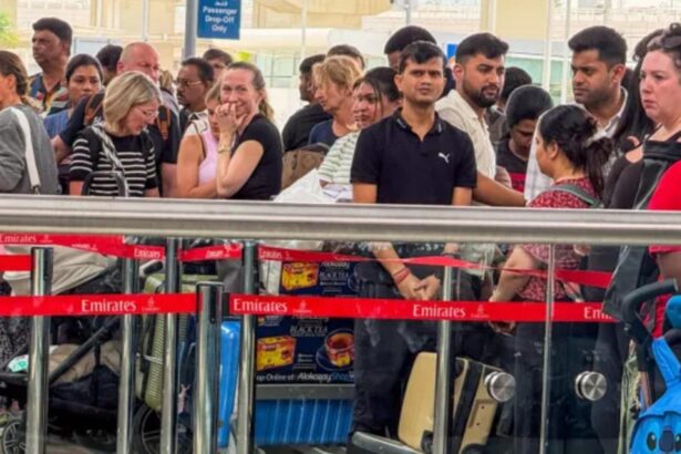 haos la primul zbor de repatriere pentru britanicii din oman avionul n a putut decola pasagerii au facut atacuri de panica video 69a952c458ea1