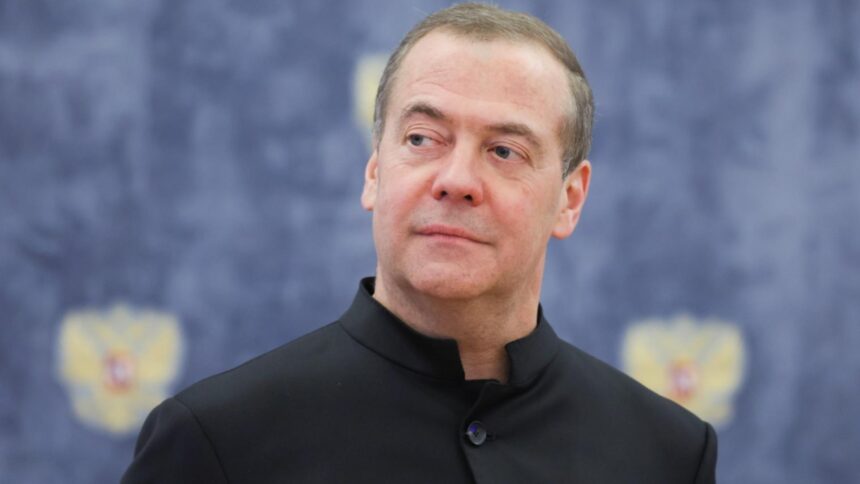 idiotii din nato medvedev il ia peste picior pe rutte dupa ce a spus ca alianta nu va invoca articolul 5 in urma atacului cu racheta iraniana din turcia 69a982b30f7b8